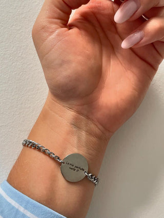 Pulsera con medallón escrito a mano